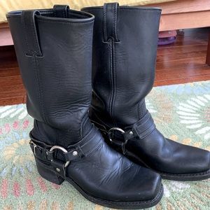 Classic Frye Harness women’s moto boots! 8M